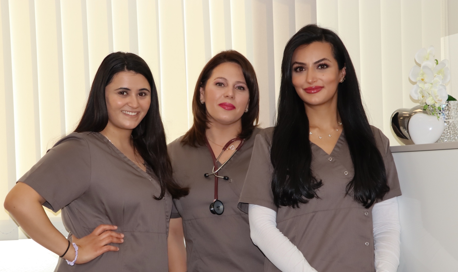 Praxismitarbeiterinnen der Kardiologie Arabatzis